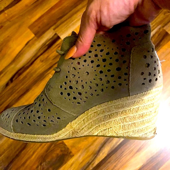 ✨TOMS Pinhole booties✨ - Picture 2 of 2